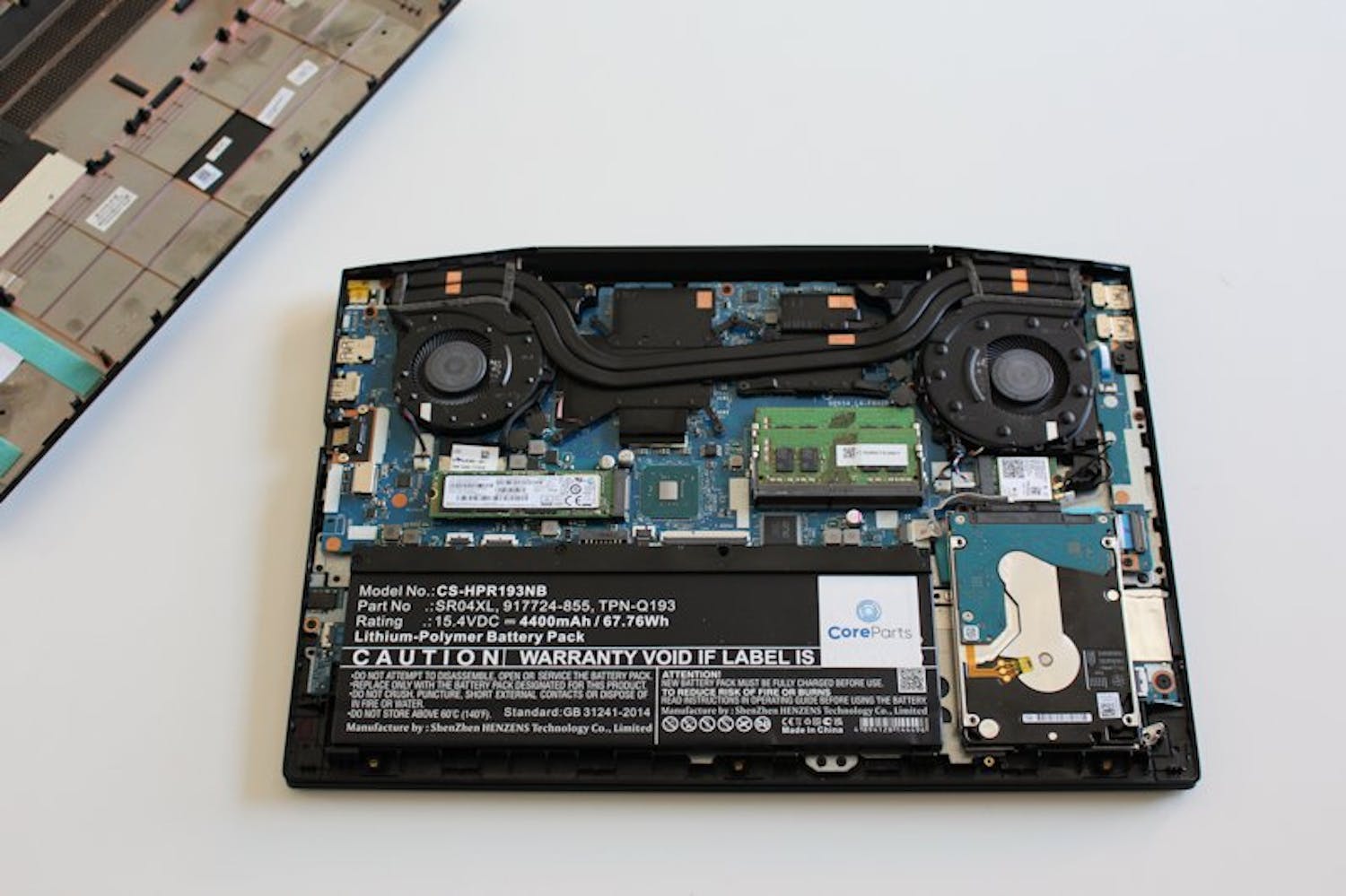 Tunnistat helposti ram-moduulit, jotka ovat kaksikerroksisia ja samankokoisia ja -muotoisia kuin ostamasi uudet muistikammat. Tunnistat helposti ram-moduulit, jotka ovat kaksikerroksisia ja samankokoisia ja -muotoisia kuin ostamasi uudet muistikammat.